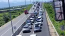 Sejumlah kendaraan antri menuju Simpang Tiga Keluar Tol Brebes, Jawa Tengah, Sabtu (23/12). Memasuki libur panjang Natal 2017, arus lalu lintas di Simpang Tiga Keluar Tol Brebes terlihat ramai lancar. (Liputan6.com/Helmi Fithriansyah)