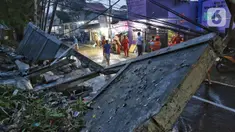 Sebuah tembok beton roboh di kawasan Kalibata Timur, Jakarta Selatan, Rabu (7/5/2025) sore. (Liputan6.com/Angga Yuniar)