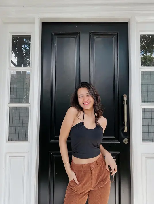 Tidak sedikit netizen yang mengkritik kalau baiknya Aaliyah Massaid tak memakai pakaian yang terlalu terbuka. (FOTO: instagram.com/aaliyah.massaid/)