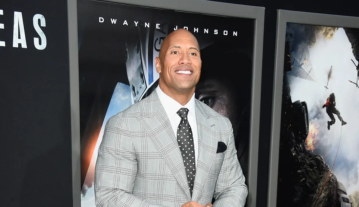 Banyak yang tak menyangka jika sosok pria bertubuh kekar seperti Dwayne Johnson mahir mengganti popok anaknya. (AFP/Bintang.com)