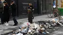 Para pendukung pemerintah dan kelompok sayap kanan Prancis mengecam Hidalgo dan para pemogok karena khawatir mereka membahayakan kesehatan masyarakat dan mengecewakan para turis yang datang ke ibu kota. (Photo by Bertrand GUAY / AFP)