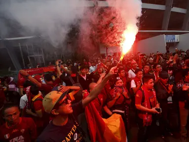Pecinta klub AS Roma atau Romanisti mulai memadati Stadion Utama Gelora Bung Karno jelang pertandingan AS Roma Sabtu (25/7/2015) malam ini.  Mereka sudah hadir sejak sesi latihan di siang hari. (REUTERS/Darren Whiteside)