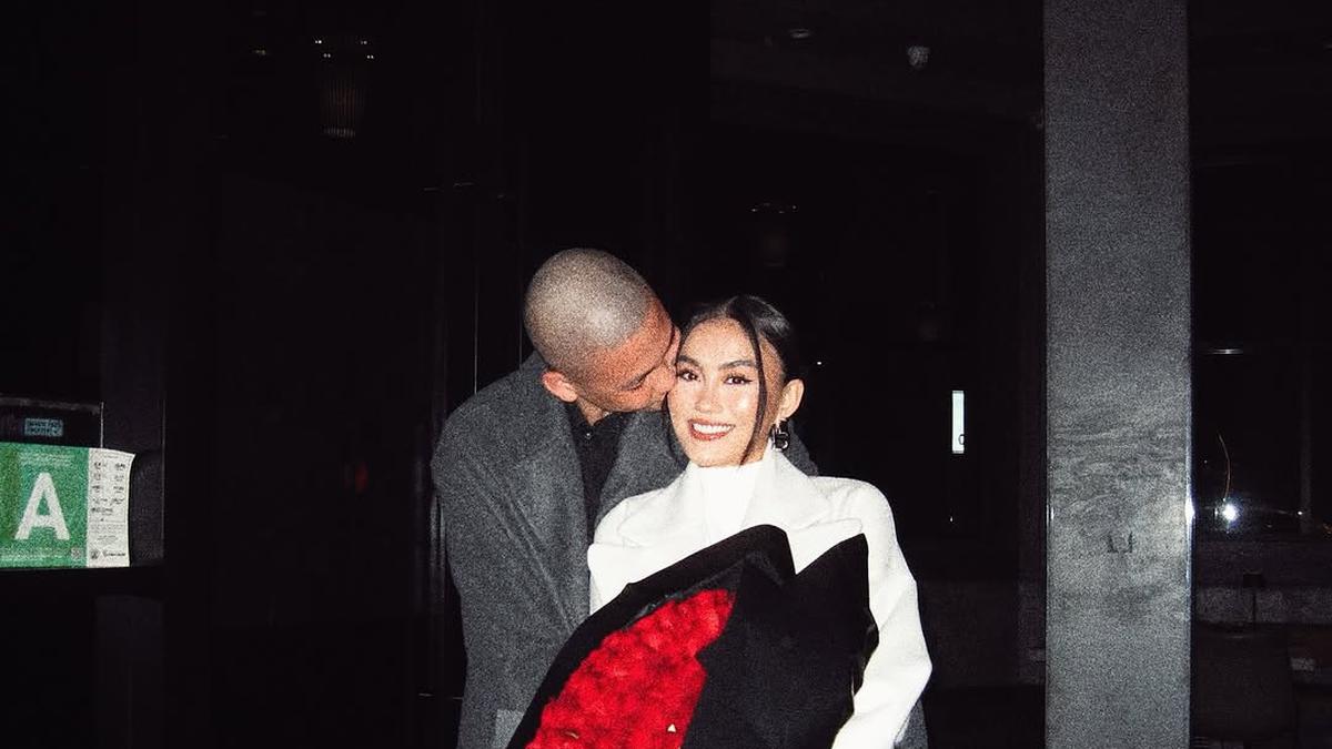 Gaya Bucin Agnez Mo dan Adam Rosyadi Rayakan Anniversary ke-4, Tampil Cantik dengan Wajah Glowing Saat Dapat Hand Bouquet Mawar