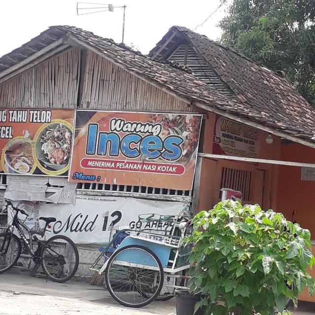 6 Tulisan Nyeleneh di Spanduk Warung Nasi Ini Bikin Pembeli Tepuk Jidat