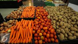 Kentang,tomat, wortel dan bawang putih tersedia di upermarket, Jakarta, Jumat (19/6/2015). Berbagai jenis sayuran antara lain seperti cabai merah, kacang panjang, timun, bawang merah, mengalami kenaikan di awal bulan puasa. (Liputan6.com/Faizal Fanani)