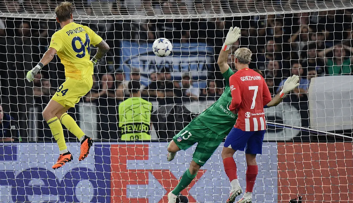 <p>Kiper Lazio, Ivan Provedel (kiri) menyundul bola yang berujung gol ke gawang Atletico Madrid pada laga Grup E Liga Champions 2023/2024 di Olympic Stadium, Roma, Italia, Rabu (20/09/2023) dini hari WIB. Gol tersebut terjadi pada menit ke-95+5 setelah menerima umpan dari Luis Alberto. (AFP/Filippo Monteforte)</p>