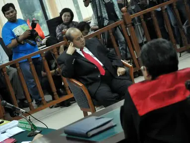 [FOTO] Ekspresi Mengantuk Emir Moeis Saat Sidang Pledoi