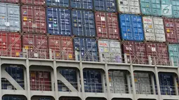 Penampakan kontainer ekspor Indonesia ke AS yang dibawa oleh kapal besar (Direct Call) di Pelabuhan Tanjung Priok, Jakarta, Selasa (15/5). Produk ekspor ini diberangkatkan langsung ke AS, tanpa melalui perantara negara ketiga. (Liputan6.com/Angga Yuniar)