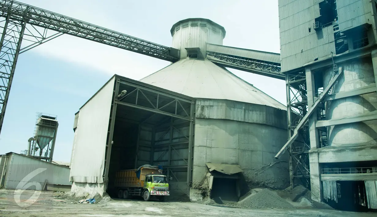Suasana di Pabrik Semen Gresik, Tuban, Jawa Timur, Selasa (15/3). PT Semen Indonesia Tbk menargetkan penjualan semen domestik sebesar 15.416.000 ton pada 2017. (Liputan6.com/Gempur M Surya)