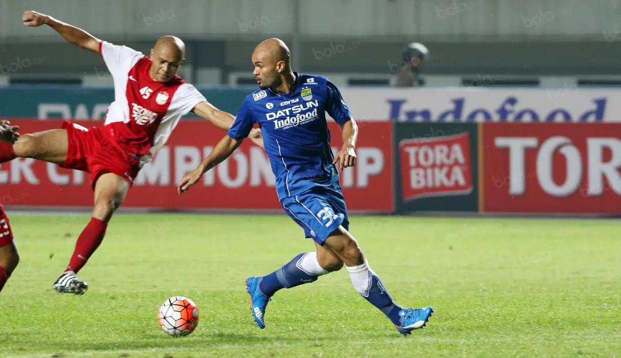 Sergio van Dijk melewati hadangan pemain PSM Makassar, Erik Setiawan (kiri) pada laga Torabika SC 2016 di Stadion GBLA, Bandung, Sabtu (2/7/2016). Persib menang 3-2. (Bola.com/Nicklas Hanoatubun)