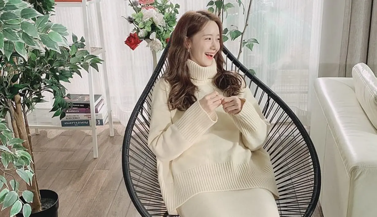 Memadukan sweater tebal berwarna putih dengan rok warna senada, penampilan Yoona ini terlihat simpel namun manis. Dirinya juga terlihat tampil begitu cerah dengan senyum lebarnya. (Liputan6.com/IG/@yoona__lim)