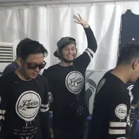 Meski kerja, Five Minutes tetap melakukan ritual bakar-bakar di malam tahun baru 2017. 