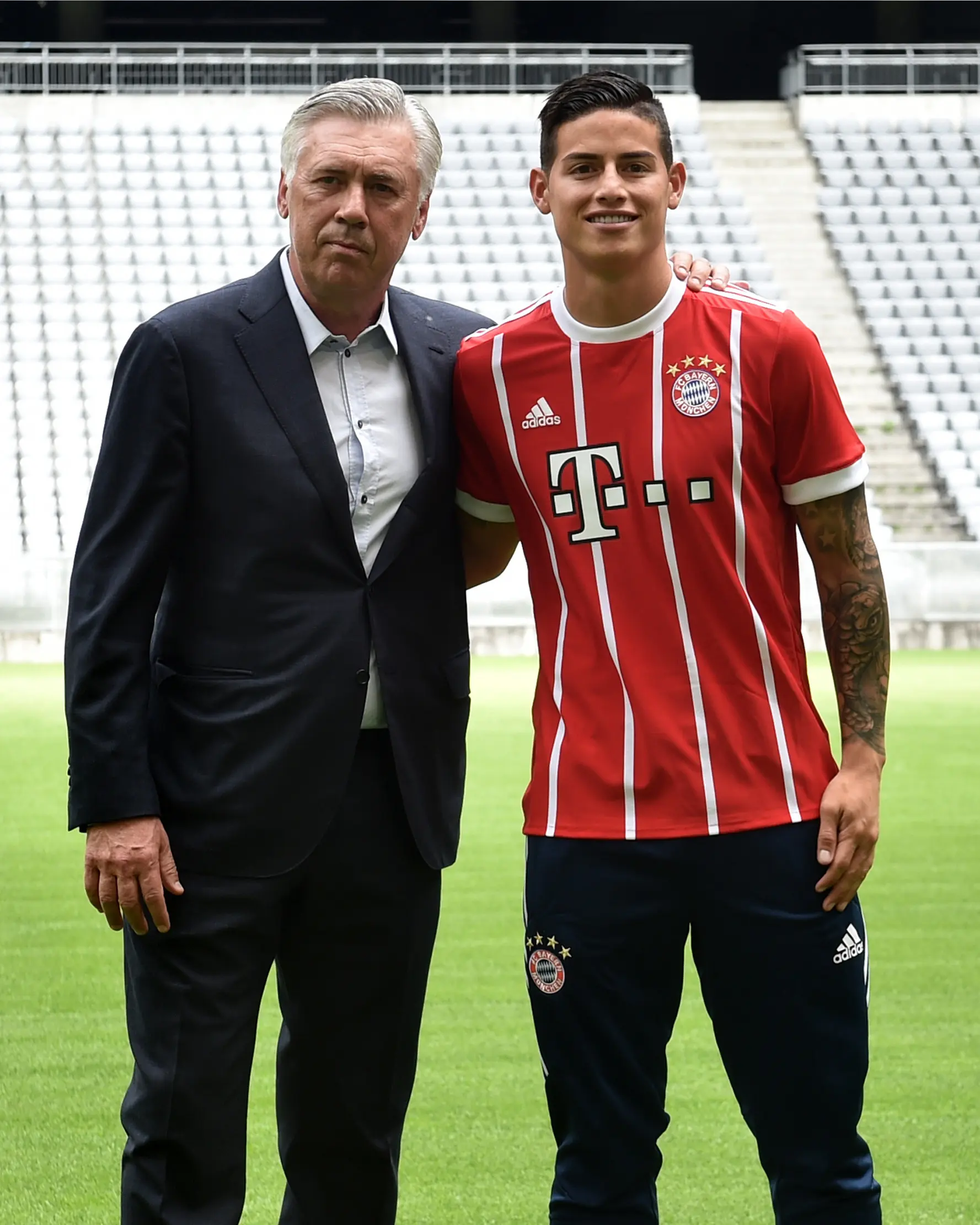 James Rodriguez berpose dengan pelatih Bayern Munchen Carlo Ancelotti saat perkenalannya dengan tim barunya Bayern Munchen Jerman, (12/7). Bayern Munchen harus membayar 5 juta euro untuk meminjam James per musim. (AFP Photo/Christof Stache)