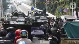 Dua kendaraan panser milik TNI digunakan untuk menyekat ruas Jalan Lenteng Agung Raya arah PS Minggu, Jakarta, Selasa (6/7/2021). Penyekatan dilakukan untuk mengurangi mobilitas warga selama pemberlakukan PPKM Darurat se Jawa-Bali 3-20 Juli 2021. (Liputan6.com/Helmi Fithriansyah)