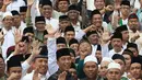 Presiden Joko Widodo  foto bersama dengan para kiai dan habib se-Jadetabek  (Jakarta, Depok, Tangerang, Bekasi) usai pertemuan di Istana Negara, Jakarta, Kamis (7/2). (Liputan6.com/Angga Yuniar)