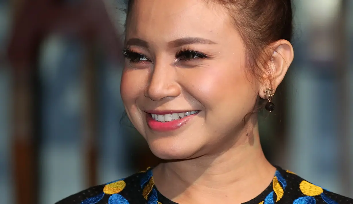 "Alhamdulillah sama Screenplay sudah kesekian kalinya. Setiap diminta isi soundtrack pastinya membanggakan. Karena banyak orang yang inginkan lagunya dijadikan soundtrack," ujar Rossa, di kawasan SCBD, Jaksel, Rabu (1/2). (Savana Alaydrus/Bintang.com)