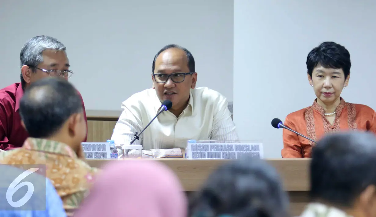 Ketua Umum Kadin Indonesia Rosan Perkasa Roeslani (tengah) saat menghadiri Pra Rakernas Bid Perdagangan Kadin Indonesia di Jakarta, Jumat (22/7). Target ekspor Indonesia dalam jangka waktu 10 tahun sebesar USD 950  miliar. (Liputan6.com/Angga Yuniar)