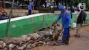 Petugas Dinas Sumber Daya Air melakukan perbaikan turap Kali Baru, Jakarta, Selasa (16/11/2021). Perbaikan turap sebagai antisipasi meluapnya aliran air yang menyebabkan banjir di kawasan tersebut. (Liputan6.com/Johan Tallo)