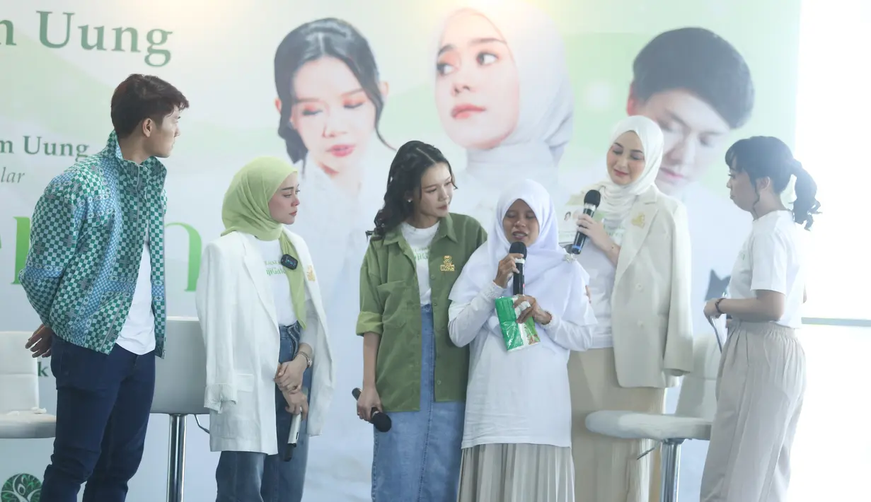 Salah satu ibu hadir ke panggung sebagai perwakilan Busui di luar sana. Lesti ikut terharu mendengar perjuangannya. [Bayu Herdianto/KapanLagi.com]