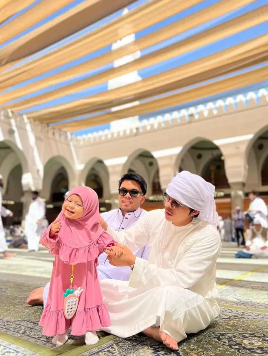 Untuk anak perempuan, bisa tampil lebih banyak pilihan. Seperti dress warna pink yang senada dengan hijabnya. [Foto: @attahalilintar]