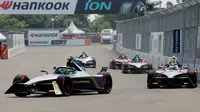 Pembalap ABT CUPRA Formula E Team, Nico Mueller (kiri), saat&nbsp;mengikuti sesi kualifikasi balapan Formula E 2023 di Jakarta International e-Prix Circuit, Sabtu (3/6/2023). (Bola.com/M Iqbal Ichsan)