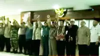 Elemen masyarakat Tanjung Balai, Sumatera Utara menandatangani kesepakatan damai. Sementara kakek sebatang kara hidup di kandang ayam.