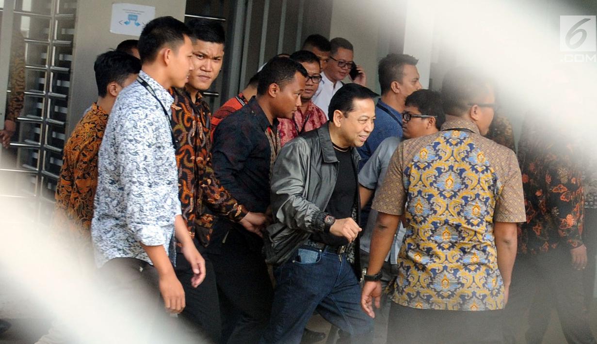 Terpidana kasus korupsi proyek KTP elektronik (E-KTP), Setya Novanto keluar Rutan KPK menuju mobil tahanan, Jakarta, Jumat (4/5). Setya Novanto bersiap untuk dipindahkan ke Lapas Sukamiskin Bandung. (Merdeka.com/Dwi Narwoko)