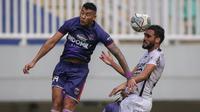 Bek Bali United, Willian Pacheco (kanan) berduel udara dengan penyerang Persita Tangerang, Alex Goncalves dalam laga pekan ke-4 BRI Liga 1 2021/2022 di Stadion Pakansari, Bogor, Jumat (24/09/2021). Bali United menang 2-1. (Bola.com/Bagaskara Lazuardi)