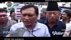 Puluhan warga yang mengatasnamakan dirinya Laskar Suramadu Jawara meluruk Mapolrestabes Surabaya, Senin (27/1/2020). Dalam aksi damai itu, mereka meminta polisi menangkap penghina Wali Kota Surabaya Tri Rismaharini atau Risma.