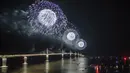 Kembang api menerangi langit di atas Jembatan Peljesac yang baru dibangun di Komarna, Kroasia selatan, 26 Juli 2022. Kroasia menandai pembukaan kunci dan jembatan yang telah lama ditunggu-tunggu yang menghubungkan dua bagian dari garis pantai Laut Adriatik negara itu dengan melewati sebagian kecil wilayah Bosnia. (AP Photo)