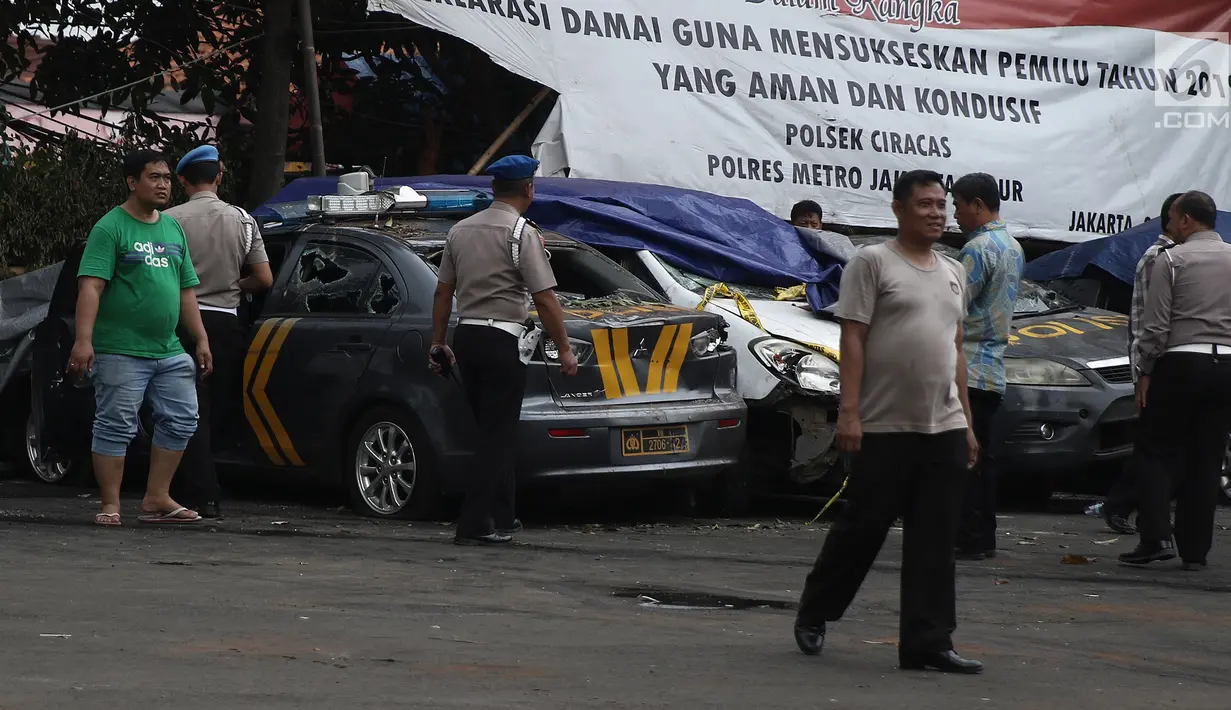 Petugas Ditlantas Polda Metro Jaya membawa mobil dinas polisi di Mapolsek Ciracas, Jakarta, Rabu (12/12). Sejumlah mobil yang rusak tersebut akan dibawa ke Polda Metro Jaya. (Liputan6.com/Herman Zakharia)