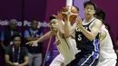 Pebasket Indonesia, Andakara Prastawa Dhyaksa, berusaha merebut bola dari pebasket Korea Selatan, Sunhyung Kim, pada laga Asian Games 2018 di Hall Basket GBK, Selasa (14/8/2018). Indonesia takluk 65-104 dari Korsel. (Bola.com/Peksi Cahyo)