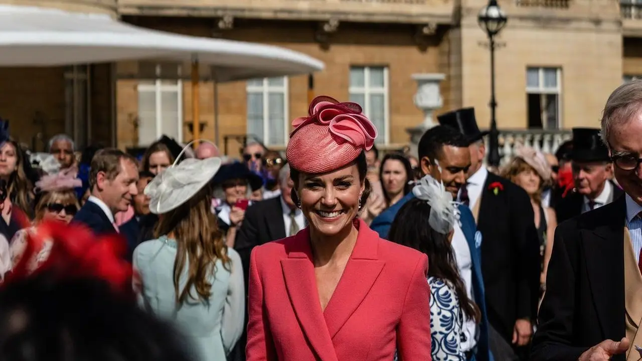 Penampilan Merona Kate Middleton dengan Heels Rp7jutaan di Pesta Kebun Kerajaan Inggris