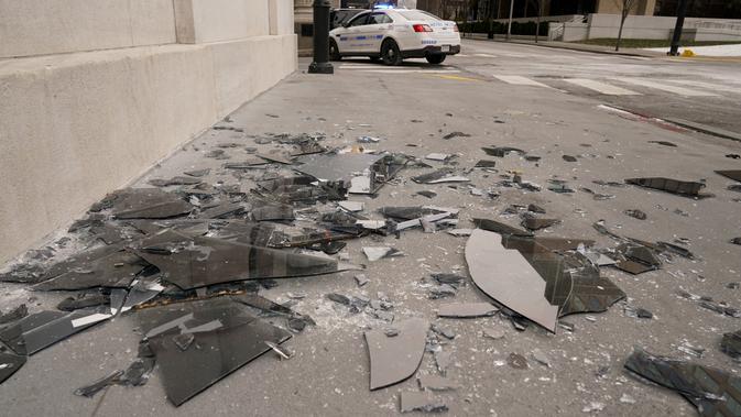 Kaca jendela yang pecah berserakan di dekat lokasi ledakan di pusat kota Nashville, Tennessee, Amerika Serikat, Jumat (25/12/2020). Menurut laporan dari pihak berwajib Nashville, ledakan ini diyakini sebagai tindakan yang disengaja. (AP Photo/Mark Humphrey)
