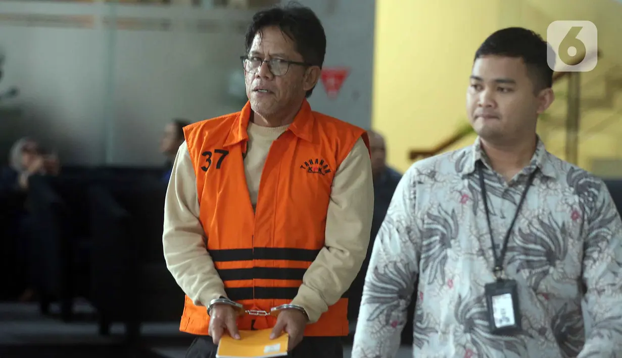 Tersangka kasus dugaan suap pengurusan izin pemanfaatan kawasan hutan yang juga Direktur Utama PT Inhutani V, Dicky Yuana Rady berjalan meninggalkan gedung Merah Putih Komisi Pemberantasan Korupsi (KPK), Jakarta, Rabu (17/9/2025). (Liputan6.com/Helmi Fithriansyah)