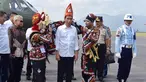Presiden Jokowi menerima topi raja dan kain ulen-ulen khas Aceh bermotif Kerawang Gayo saat tiba di Bandara Rembele, di Kabupaten Bener Meriah, Provinsi Aceh, Rabu (2/3). Kedatangan Presiden dan rombongan untuk meresmikan Bandara Rembele. (Foto : Setpres)