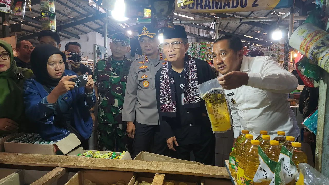 Forkopimda Kota Depok saat melakukan sidak uji sampel minyakita di Pasar Sukatani, Depok. (Liputan6.com/Dicky Agung Prihanto)
