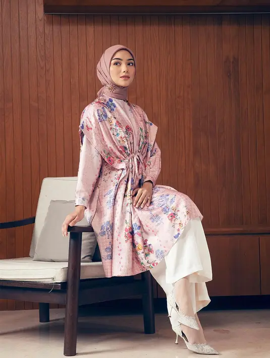 Penampilan elegan dari Citra Kirana dibalut tunik motif floral dengan detail drawstring di waist. Ia kemudian memadukannya dengan hijab warna senada dan celana kulot warna ivory.. {@inforiamiranda]