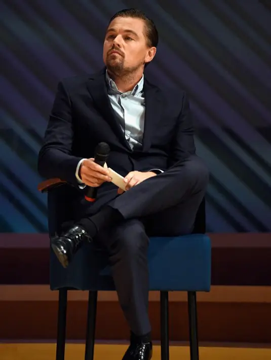 Leonardo DiCaprio merayu Bella Hadid dengan memberikan berbagai barang senilai Rp 59 Juta, dengan 36 tangkai mawar putih, dan sebotol sampanye. Namun, Bella menolaknya dengan mengembalikan barang-barang pemberian Leo. (AFP/Bintang.com)