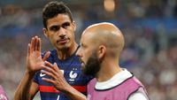 Raphael Varane. Bek tengah Prancis berusia 29 tahun yang kini memasuki musim kedua berseragam Manchester United sejak didatangkan dari Real Madrid pada awal musim 2021/2022 ini tercatat telah mengoleksi 87 caps bersama Timnas Ayam Jago sejak melakukan debut pada 22 Maret 2013. Total 5 gol dan 1 assist telah dicetaknya bersama Timnas Prancis yang akan berlaga di putaran final Piala Dunia 2022 Qatar. (AFP/Geoffroy van der Hasselt)