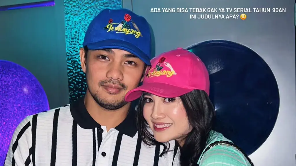 Gaya Couple Artis Kenakan Kostum Ikonik TV Show 90an di Ulang Tahun Geng Aries. [febbyrastanty]