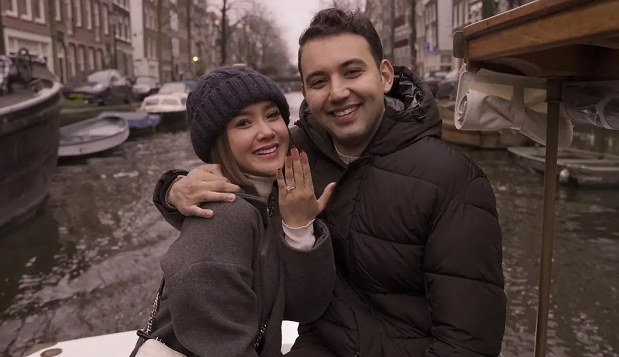 Ekspresi bahagia juga ditunjukkan oleh Cita Citata setelah dirinya dilamar oleh pujaan hati. Proses lamaran tersebut pun dilakukan secara sederhana dan juga romantis. (Liputan6.com/IG/cita_citata)