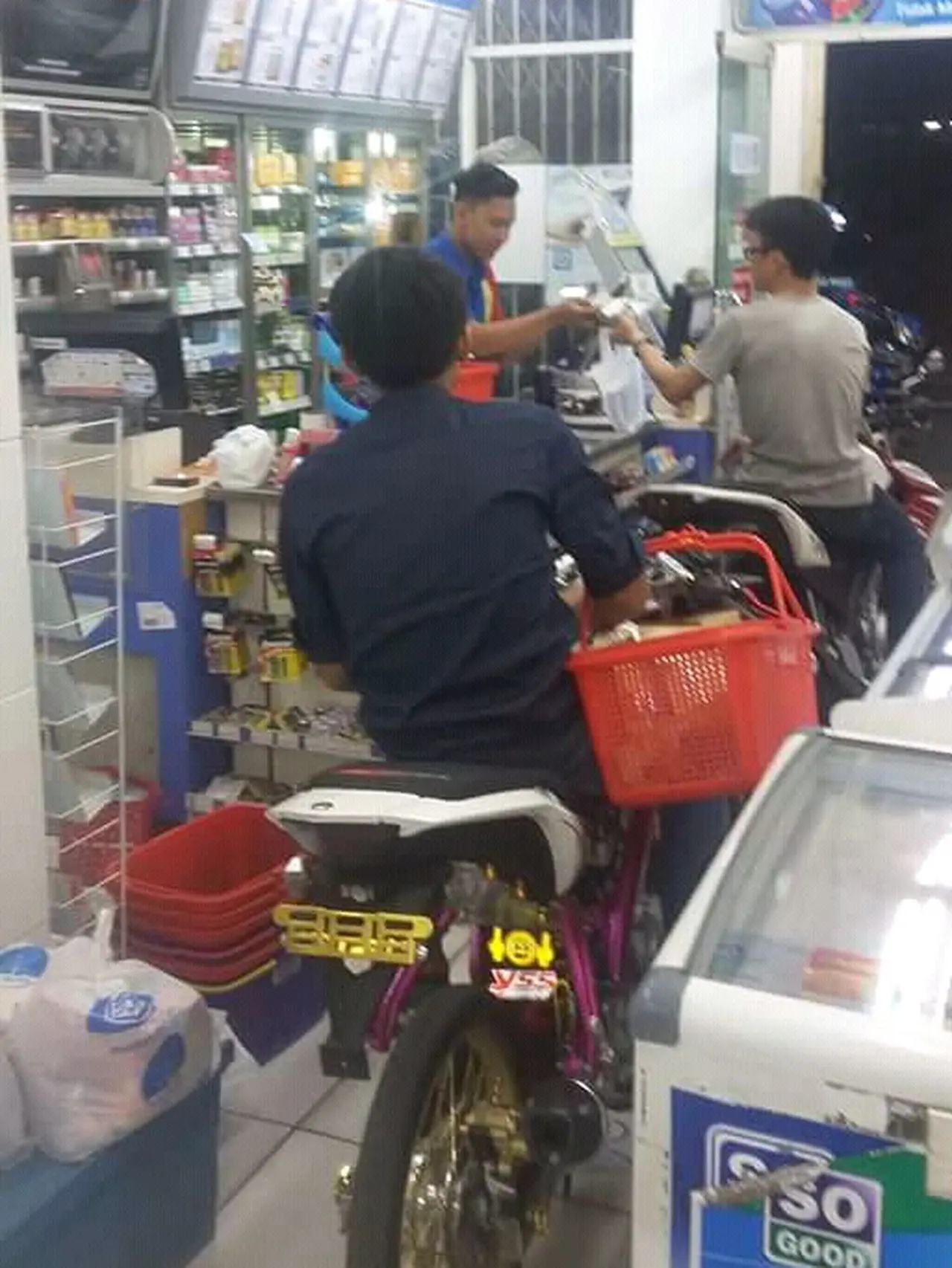 6 Aksi Absurd Belanja Pakai Motor Di Minimarket Ini Bikin Ngakak Hot