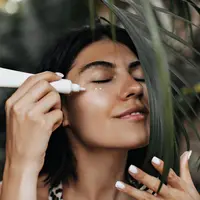 memakai concealer sudah jadi langkah penting dalam rutinitas makeup banyak perempuan. Produk ini bukan hanya membantu menyamarkan lingkar hitam di bawah mata, tapi juga meratakan warna kulit dan menutupi noda yang mengganggu penampilan. (foto/dok: freepik/lookstudio)