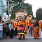 Atraksi reog ponorogo beraksi saat karnaval Cap Go Meh 2018 di Jalan Gajah Mada, Jakarta, Minggu (4/3). Beragam atraksi budaya ditampilkan dalam karnaval perayaan Cap Go Meh 2018 di kawasan Glodok Jakarta. (Liputan6.com/Helmi Fithriansyah)