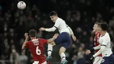 Pemain Tottenham Hotspur Giovani Lo Celso menyundul bola saat menghadapi Middlesbrough FC pada pertandingan Piala FA di Tottenham Hotspur Stadium, London, Selasa (14/1/2020). Tottenham menang 2-1 dan lolos ke babak 32 besar. (AP Photo/Matt Dunham)