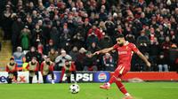 Mohamed Salah gagal mengkonversi tendangan penalti pada pertandingan Liverpool kontra Real Madrid di Liga Champions. (Oli SCARFF / AFP)