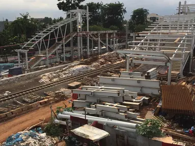 Suasana pembangunan proyek peron Stasiun Buaran di Jakarta Timur, Rabu (3/1). Proyek tersebut merupakan bagian program revitalisasi Kemenhub untuk meningkatkan pelayanan serta memudahkan aktivitas penumpang. (Liputan6.com/Immanuel Antonius)