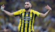 Pemain depan Ittihad asal Prancis bernomor punggung 09, Karim Benzema, merayakan golnya selama pertandingan Liga Pro Saudi antara Al-Ittihad dan Al-Nassr di King Abdullah Sports City di Jeddah pada tanggal 6 Desember 2024. (AFP)