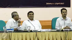 Ketua KPU, Juri Ardiantoro, memimpin rapat evaluasi di ruang rapat KPU Pusat, Jakarta, Selasa (4/4). Rapat tersebut membahas mengenai evaluasi PPID KPU "Inovasi mewujudkan transparansi data dan informasi kepemiluan". (Liputan6.com/Faizal Fanani)